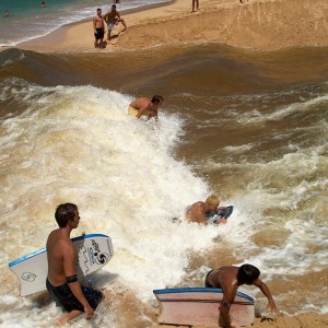 Faceless-stack-of-whitewater-at-Waimea