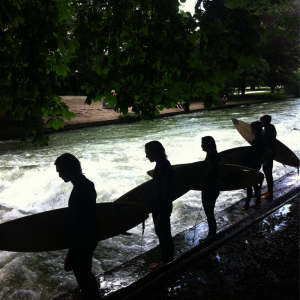 River-Surfing-Eisbach-Queue-Crowded-Lining-Up